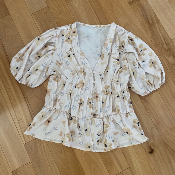 Tops - 3/$15 🎉🎉 Puff sleeve ruched floral button up top